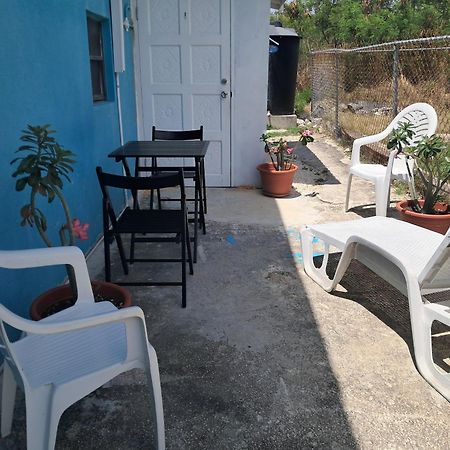Michand Guest Apartments- Cozy One Or Two Bedroom- 5 Walk Minutes From Airport 10 Mins Drive To Oistins Or Beach Christ Church Buitenkant foto