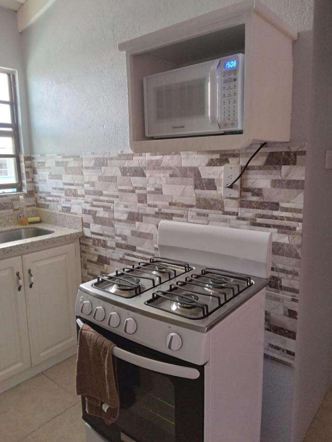 Michand Guest Apartments- Cozy One Or Two Bedroom- 5 Walk Minutes From Airport 10 Mins Drive To Oistins Or Beach Christ Church Buitenkant foto
