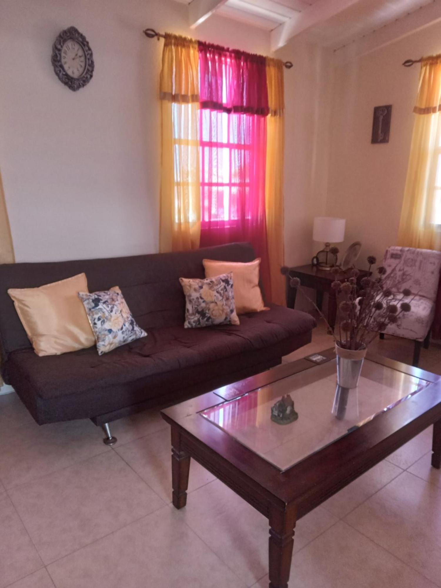 Michand Guest Apartments- Cozy One Or Two Bedroom- 5 Walk Minutes From Airport 10 Mins Drive To Oistins Or Beach Christ Church Buitenkant foto