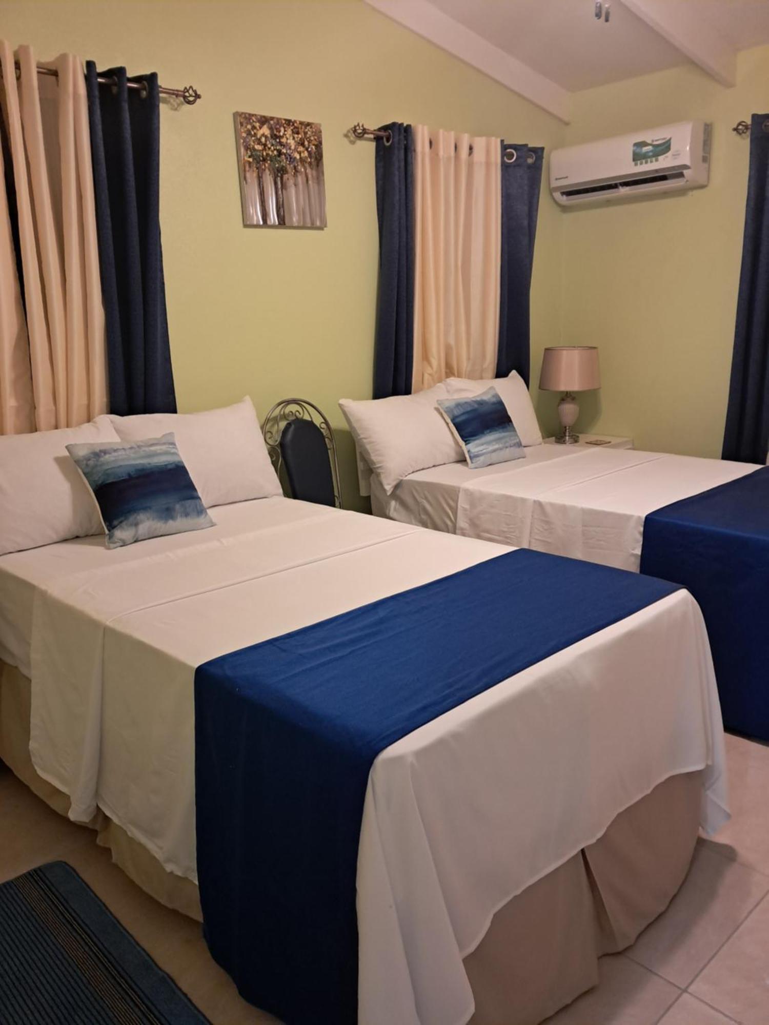 Michand Guest Apartments- Cozy One Or Two Bedroom- 5 Walk Minutes From Airport 10 Mins Drive To Oistins Or Beach Christ Church Buitenkant foto