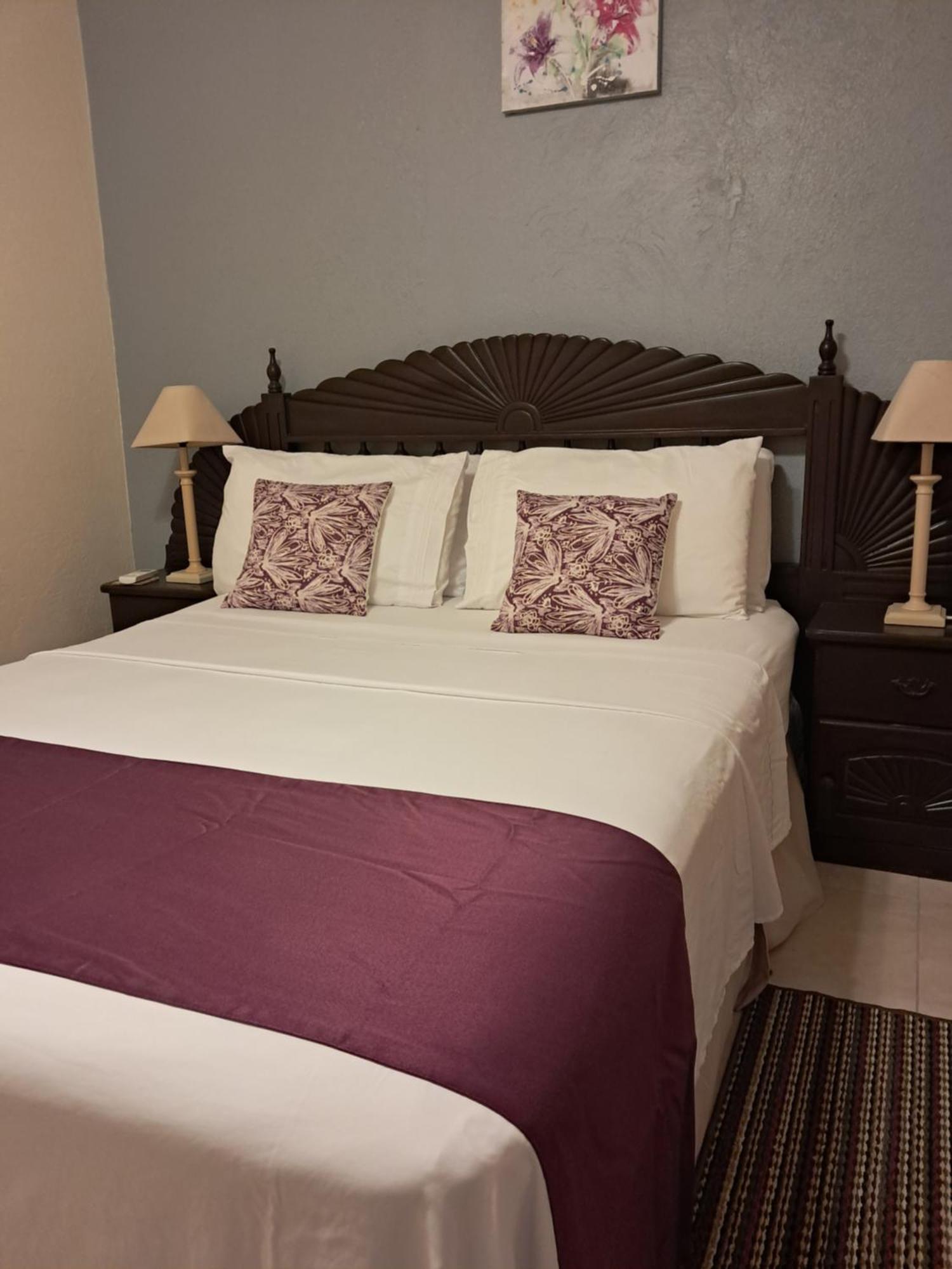 Michand Guest Apartments- Cozy One Or Two Bedroom- 5 Walk Minutes From Airport 10 Mins Drive To Oistins Or Beach Christ Church Buitenkant foto