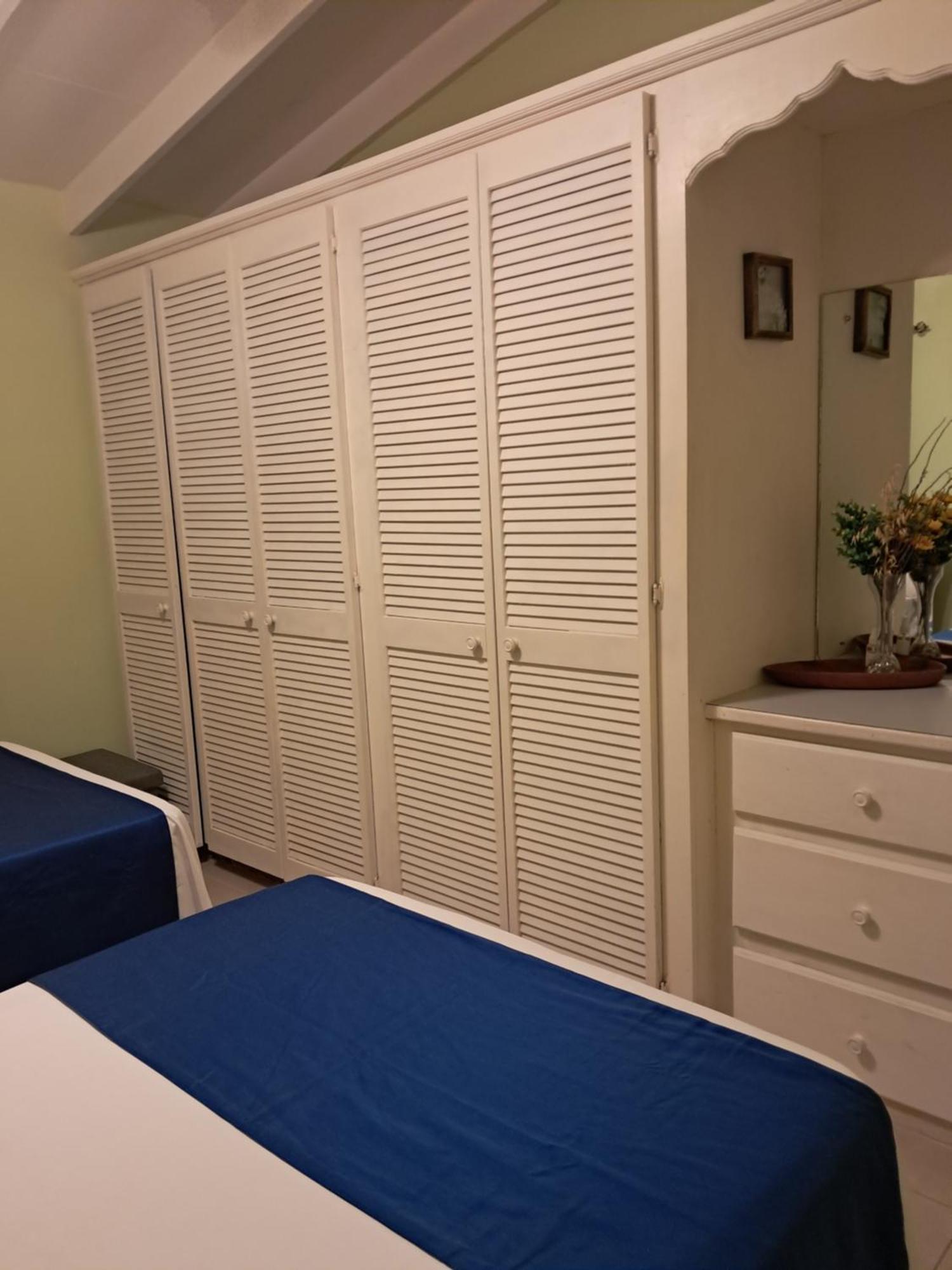 Michand Guest Apartments- Cozy One Or Two Bedroom- 5 Walk Minutes From Airport 10 Mins Drive To Oistins Or Beach Christ Church Buitenkant foto