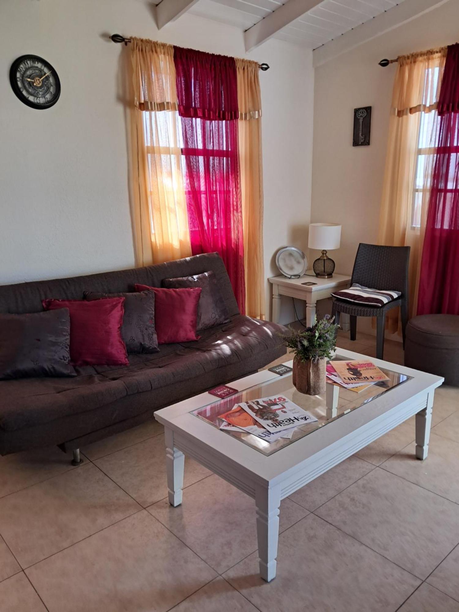 Michand Guest Apartments- Cozy One Or Two Bedroom- 5 Walk Minutes From Airport 10 Mins Drive To Oistins Or Beach Christ Church Buitenkant foto