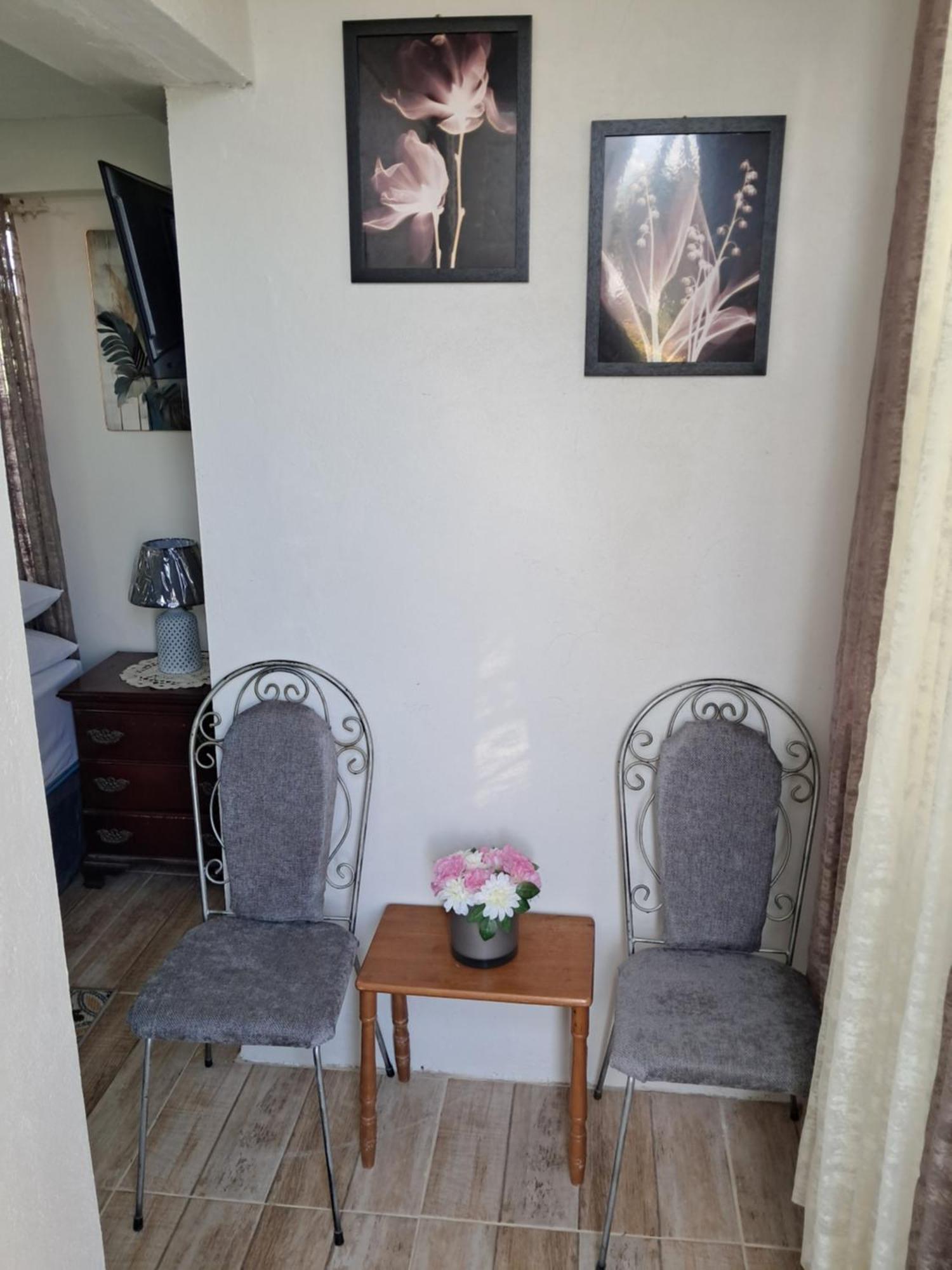 Michand Guest Apartments- Cozy One Or Two Bedroom- 5 Walk Minutes From Airport 10 Mins Drive To Oistins Or Beach Christ Church Buitenkant foto