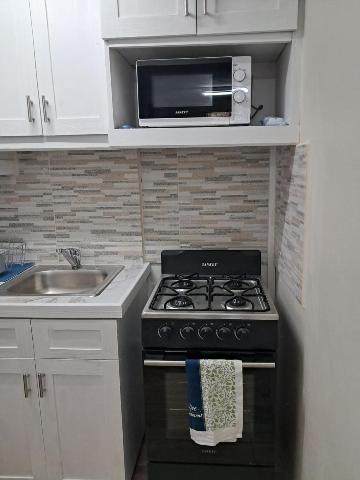 Michand Guest Apartments- Cozy One Or Two Bedroom- 5 Walk Minutes From Airport 10 Mins Drive To Oistins Or Beach Christ Church Buitenkant foto