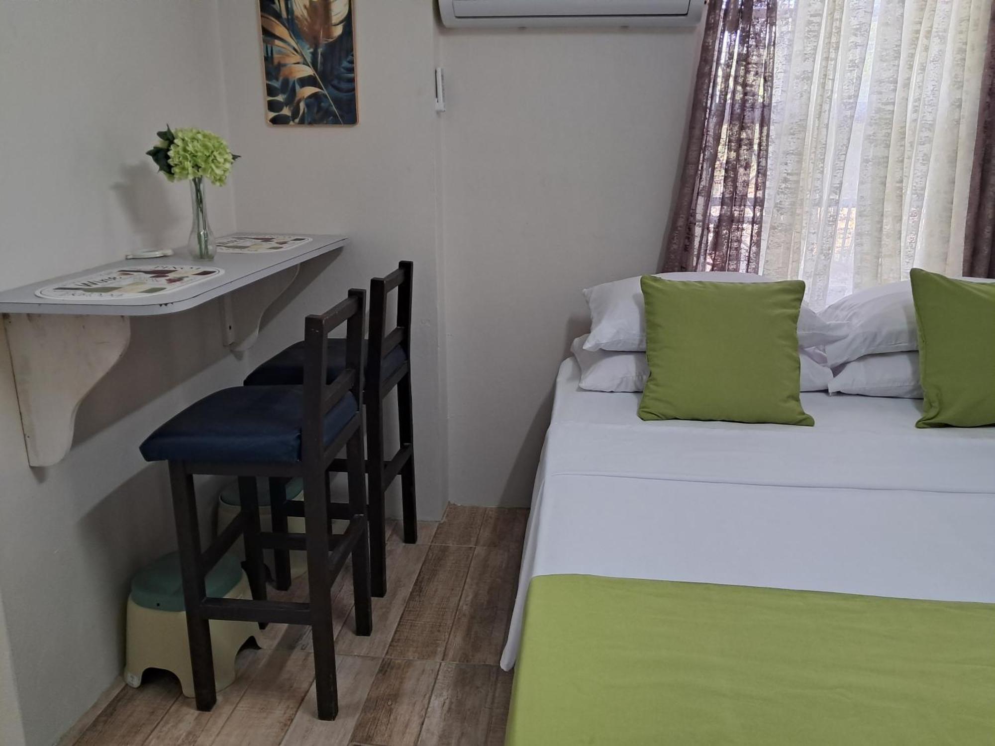 Michand Guest Apartments- Cozy One Or Two Bedroom- 5 Walk Minutes From Airport 10 Mins Drive To Oistins Or Beach Christ Church Buitenkant foto