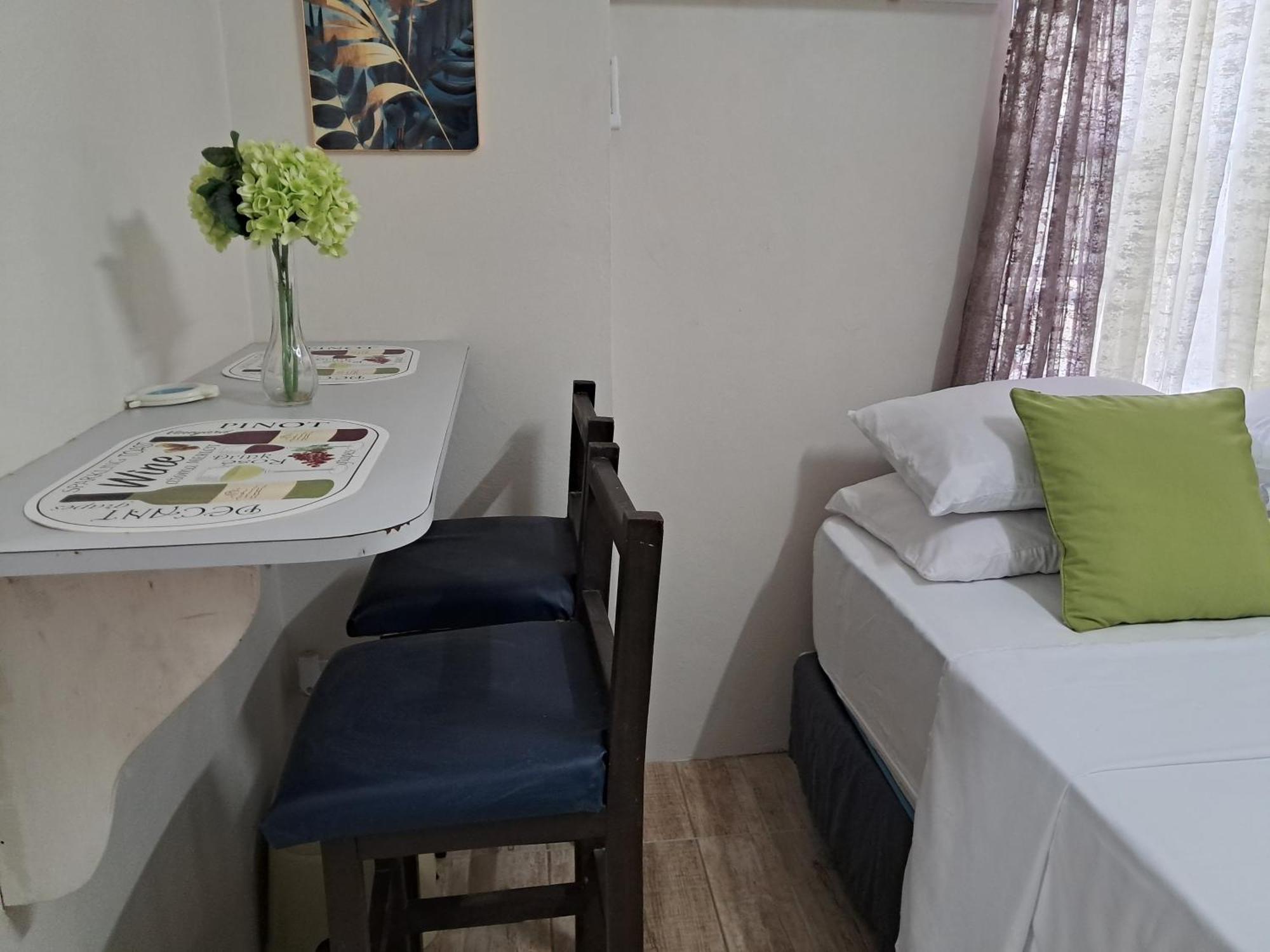 Michand Guest Apartments- Cozy One Or Two Bedroom- 5 Walk Minutes From Airport 10 Mins Drive To Oistins Or Beach Christ Church Buitenkant foto