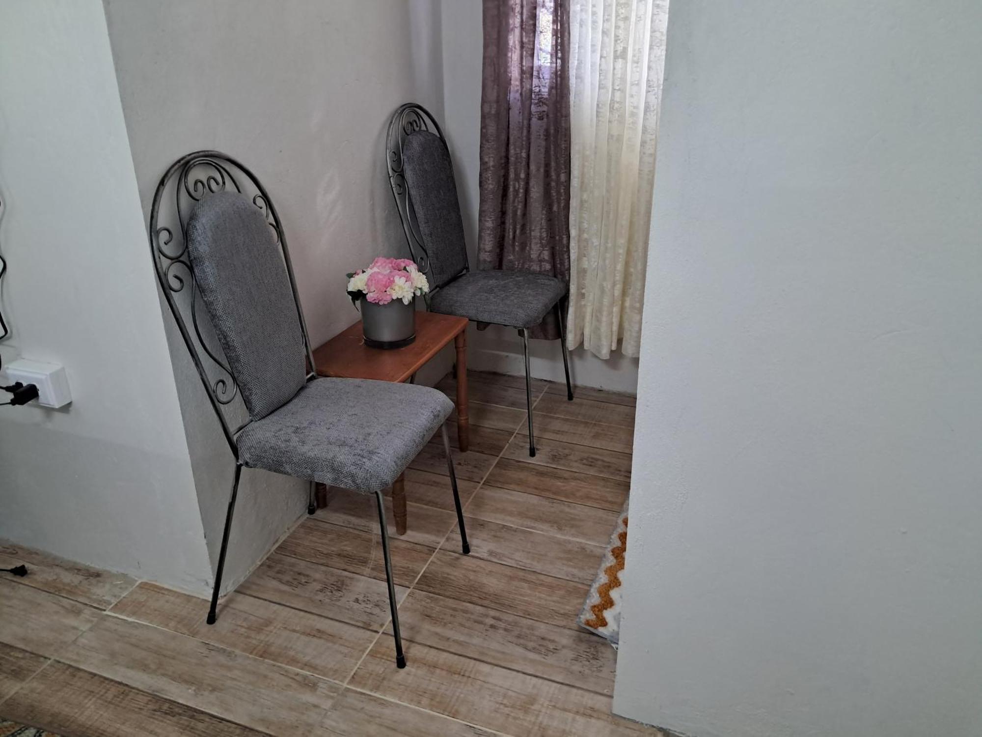 Michand Guest Apartments- Cozy One Or Two Bedroom- 5 Walk Minutes From Airport 10 Mins Drive To Oistins Or Beach Christ Church Buitenkant foto