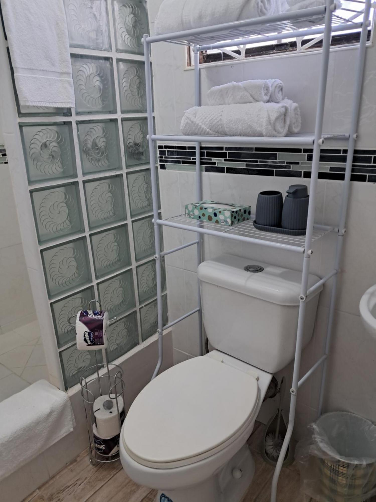 Michand Guest Apartments- Cozy One Or Two Bedroom- 5 Walk Minutes From Airport 10 Mins Drive To Oistins Or Beach Christ Church Buitenkant foto