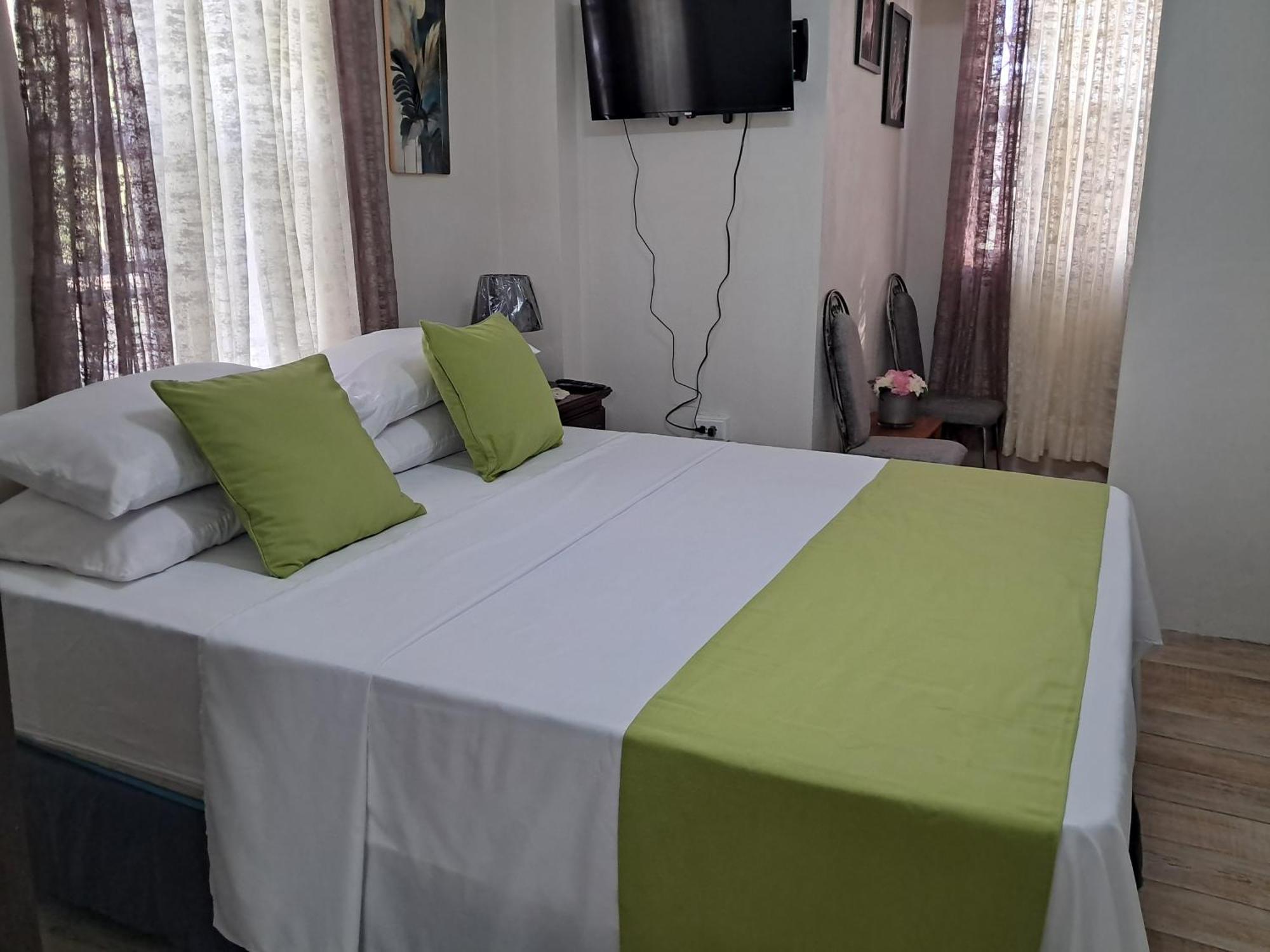 Michand Guest Apartments- Cozy One Or Two Bedroom- 5 Walk Minutes From Airport 10 Mins Drive To Oistins Or Beach Christ Church Buitenkant foto