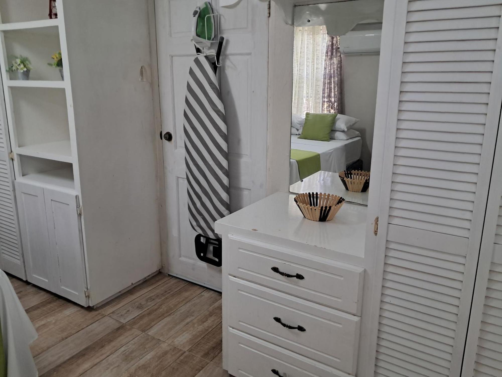Michand Guest Apartments- Cozy One Or Two Bedroom- 5 Walk Minutes From Airport 10 Mins Drive To Oistins Or Beach Christ Church Buitenkant foto