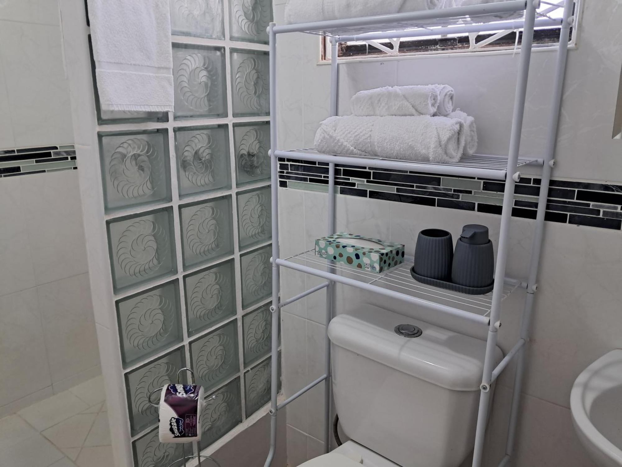 Michand Guest Apartments- Cozy One Or Two Bedroom- 5 Walk Minutes From Airport 10 Mins Drive To Oistins Or Beach Christ Church Buitenkant foto