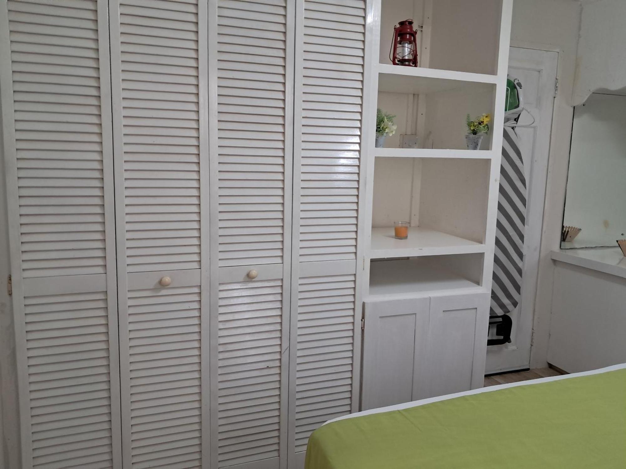 Michand Guest Apartments- Cozy One Or Two Bedroom- 5 Walk Minutes From Airport 10 Mins Drive To Oistins Or Beach Christ Church Buitenkant foto