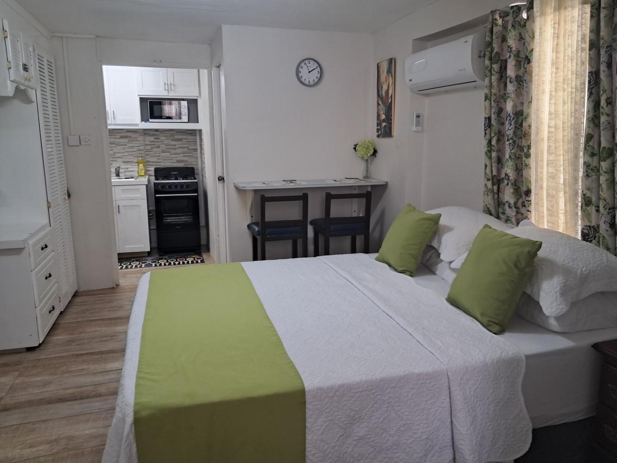 Michand Guest Apartments- Cozy One Or Two Bedroom- 5 Walk Minutes From Airport 10 Mins Drive To Oistins Or Beach Christ Church Buitenkant foto