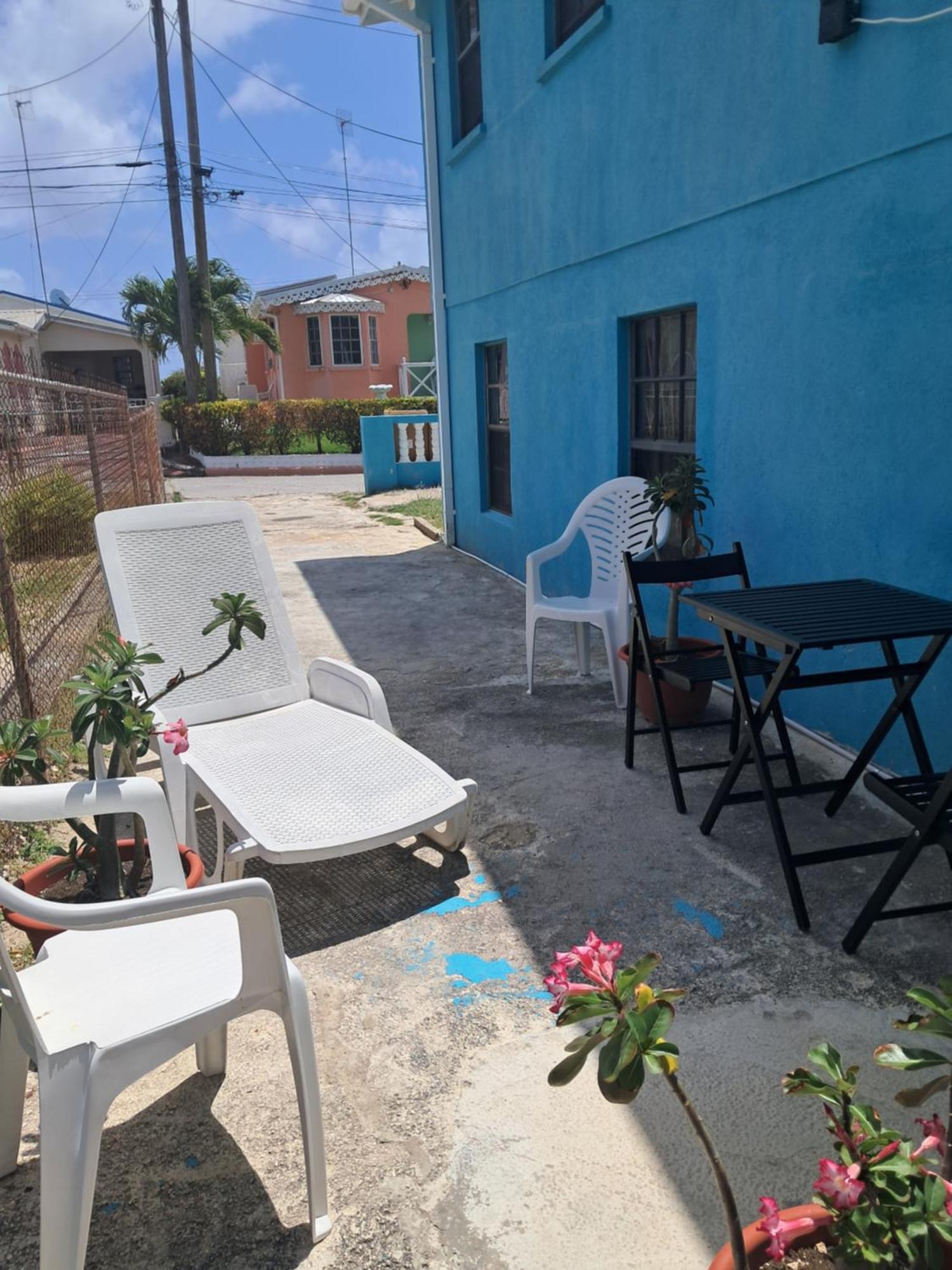 Michand Guest Apartments- Cozy One Or Two Bedroom- 5 Walk Minutes From Airport 10 Mins Drive To Oistins Or Beach Christ Church Buitenkant foto